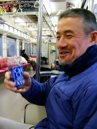 電車の中で、大好きな飲み物を片手に